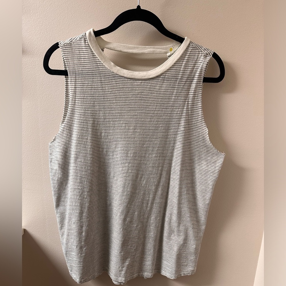 Zella back keyhole tee. Size Large.